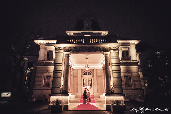 グランドプリンス高輪貴賓館 披露宴後貴賓館入口で夜景ロケーションフォト ブライダルフォト ウエディングフォト 結婚式写真