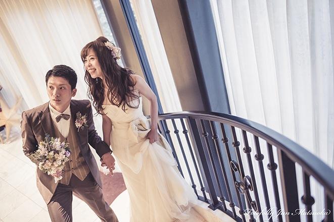 南青山サンタキアラ教会 披露宴入場前階段を上る新郎新婦様 ブライダルフォト ウエディングフォト 結婚式写真