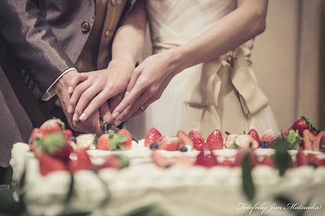 南青山サンタキアラ教会 披露宴ケーキカット手元のアップ ブライダルフォト ウエディングフォト 結婚式写真