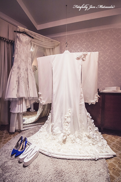椿山荘で結婚式　椿山荘持ち込みカメラマンのブライダルフォト　お部屋でお支度　メイクシーン　グッズ　掛かった着物とドレス
