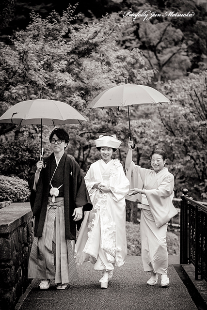 椿山荘で結婚式　椿山荘持ち込みカメラマンのブライダルフォト　お庭でロケーションフォト移動中　白無垢　モノクロ