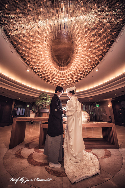 椿山荘で結婚式　椿山荘持ち込みカメラマンのブライダルフォト　ボールルームにて披露宴　披露宴前フォワイエにてロケーションフォト