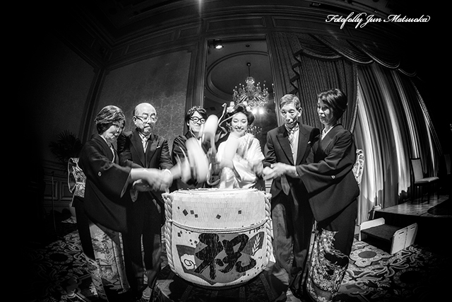 椿山荘で結婚式　椿山荘持ち込みカメラマンのブライダルフォト　ボールルームにて披露宴　鏡開き