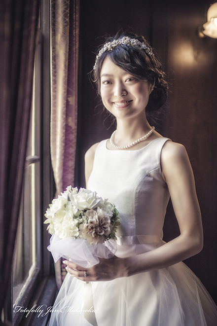 結婚式前撮り　横浜での前撮り　ブライダルフォト外交官の家ダイニングルームでポートレート　新婦
