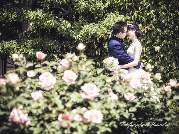 結婚式前撮り　横浜での前撮り　ブライダルフォト　イタリア山庭園　バラと一緒に