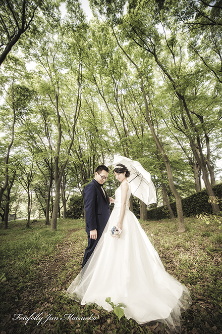結婚式前撮り　横浜での前撮り　ブライダルフォト　根岸森林公園　傘をさすショット