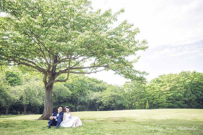 結婚式前撮り　横浜での前撮り　ブライダルフォト　根岸森林公園　木の下に座る