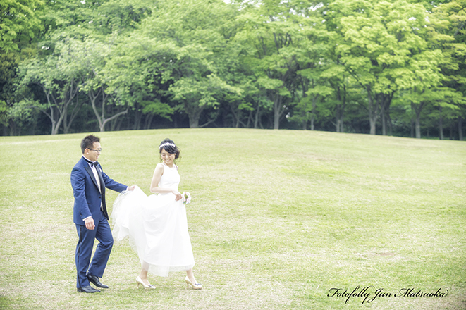 結婚式前撮り　横浜での前撮り　ブライダルフォト　根岸森林公園　ドレスの裾を持って歩く
