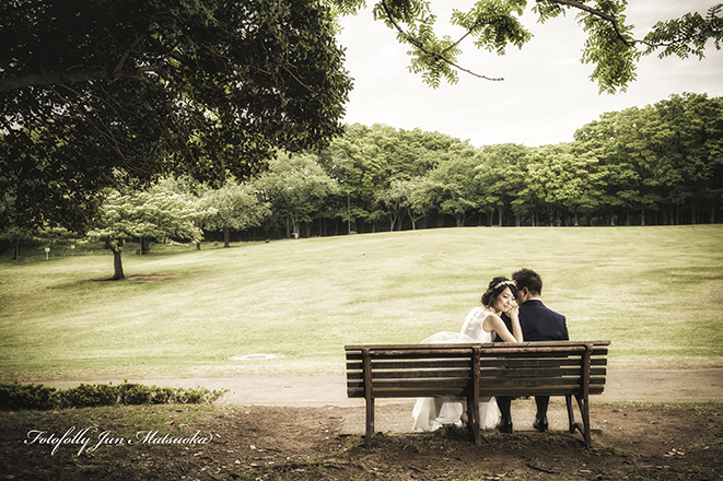 結婚式前撮り　横浜での前撮り　ブライダルフォト　根岸森林公園　ベンチにて