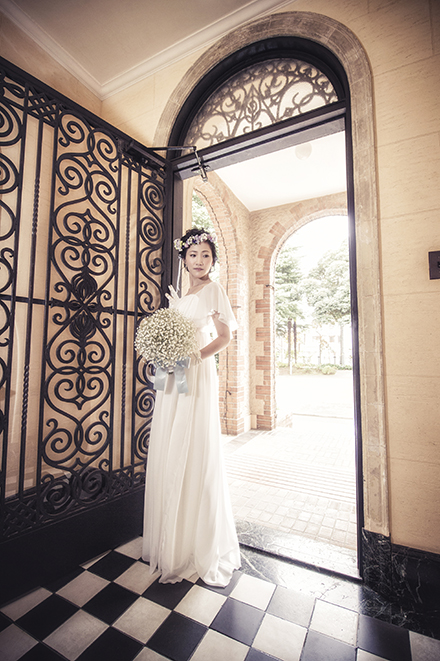 結婚式前撮り　横浜での前撮り　ブライダルフォトベーリックホール　ベーリックホール玄関での写真　新婦一人