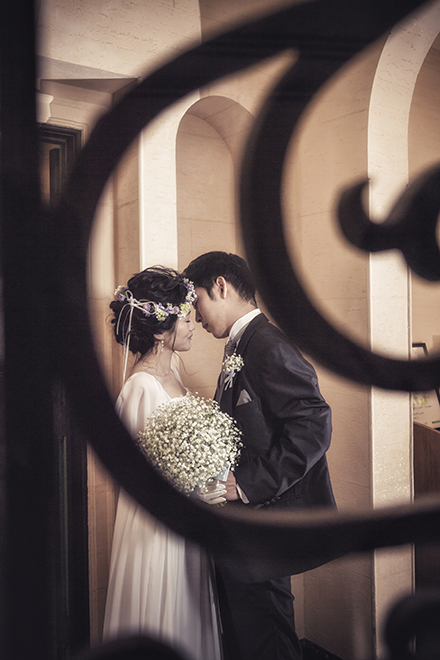 結婚式前撮り　横浜での前撮り　ブライダルフォトベーリックホール　ベーリックホール玄関での二人の写真　イメージカット