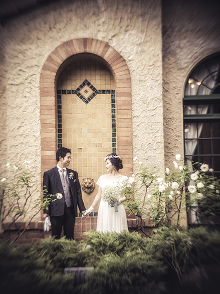 結婚式前撮り　横浜での前撮り　ブライダルフォトベーリックホール　ベーリックホールお庭にて外壁を入れて