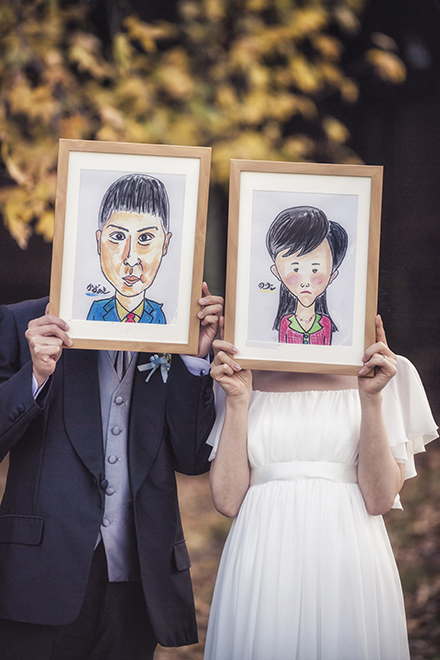 結婚式前撮り　横浜での前撮り　ブライダルフォト　根岸森林公園　似顔絵を持って