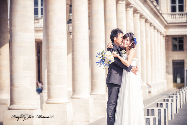 パリフォトウエディング　パリで前撮り　parisでウエディング前撮りを撮る　パレロワイヤル広場にて抱き合う