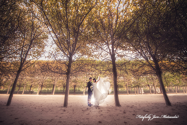 パリフォトウエディング　パリで前撮り　parisでウエディング前撮りを撮る　パレロワイヤル公園でシルエット