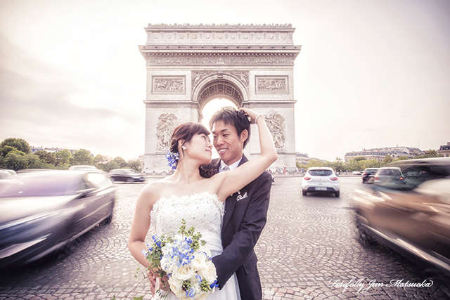 パリフォトウエディング　パリで前撮り　parisでウエディング前撮りを撮る　凱旋門前