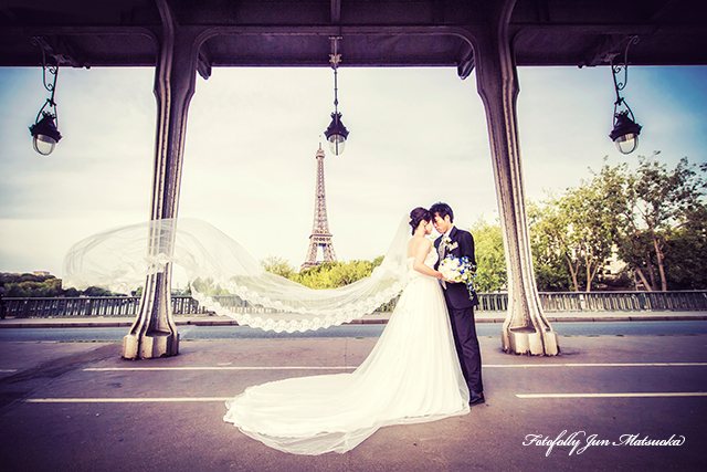 パリフォトウエディング　パリで前撮り　parisでウエディング前撮りを撮る　ビラケイム橋エッフェル塔正面