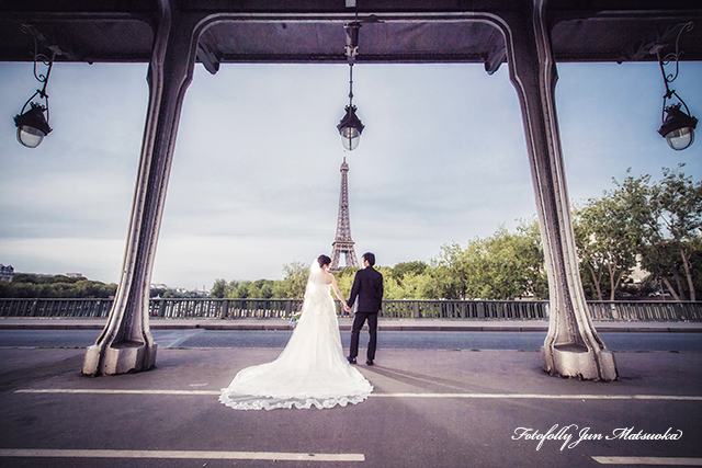 パリフォトウエディング　パリで前撮り　parisでウエディング前撮りを撮る　ビラケイム橋エッフェル塔正面シルエット