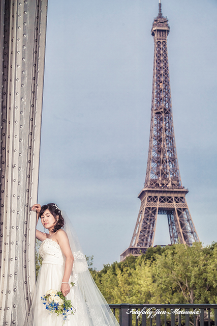 パリフォトウエディング　パリで前撮り　parisでウエディング前撮りを撮る　ビラケイム橋エッフェル塔正面　新婦ソロカット