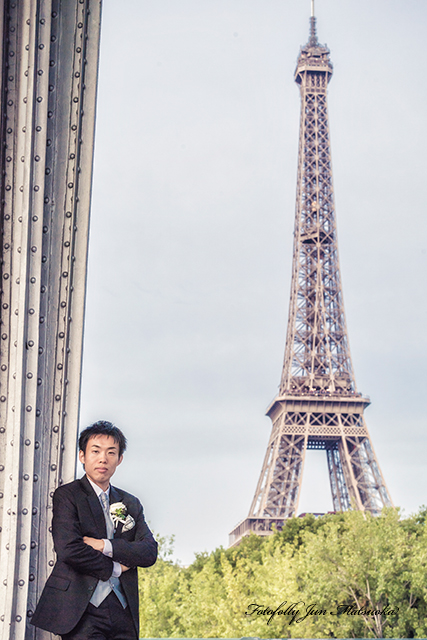 パリフォトウエディング　パリで前撮り　parisでウエディング前撮りを撮る　ビラケイム橋エッフェル塔正面　新郎ソロカット