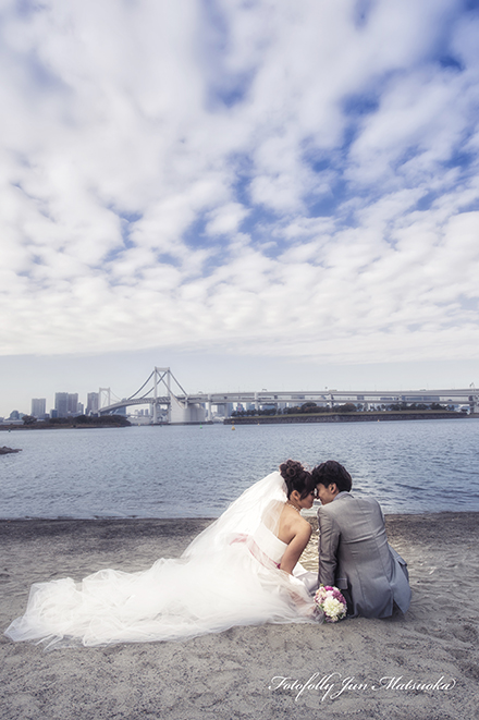 結婚式前撮り　横浜での前撮り　ブライダルフォト　お台場　雲　座って