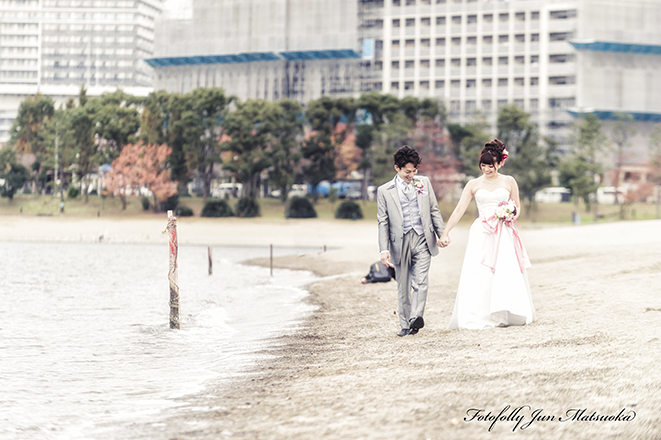 結婚式前撮り　横浜での前撮り　ブライダルフォト　お台場　砂浜を歩く