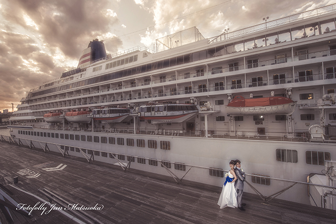 結婚式前撮り　横浜での前撮り　ブライダルフォト　横浜大桟橋デッキにて客船と