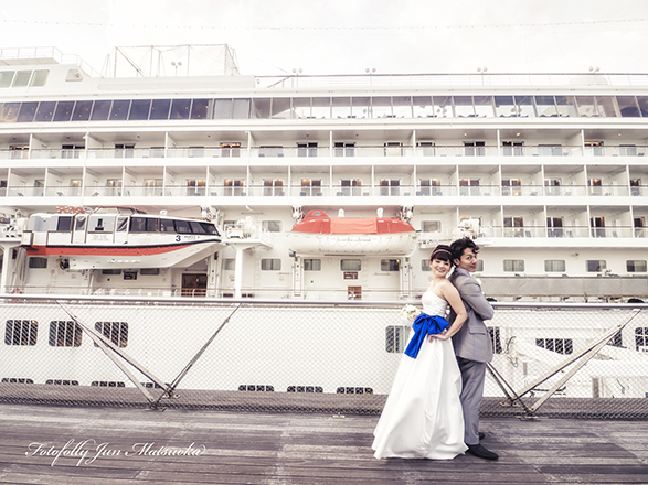 結婚式前撮り　横浜での前撮り　ブライダルフォト　横浜大桟橋デッキにて客船と横から