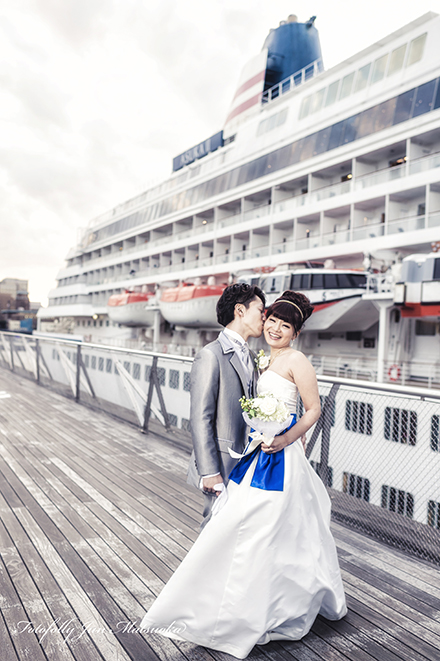 結婚式前撮り　横浜での前撮り　ブライダルフォト　横浜大桟橋デッキにて客船とキスシーン