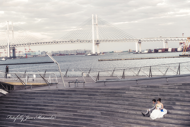 結婚式前撮り　横浜での前撮り　ブライダルフォト　横浜大桟橋デッキ　くじらの背中ベイブリッジと