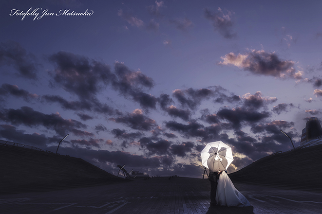 結婚式前撮り　横浜での前撮り　ブライダルフォト　横浜大桟橋デッキ　くじらの背中　傘シルエット