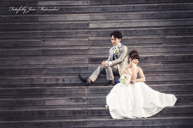 結婚式前撮り　横浜での前撮り　ブライダルフォト　横浜大桟橋デッキ　くじらの背中階段にて