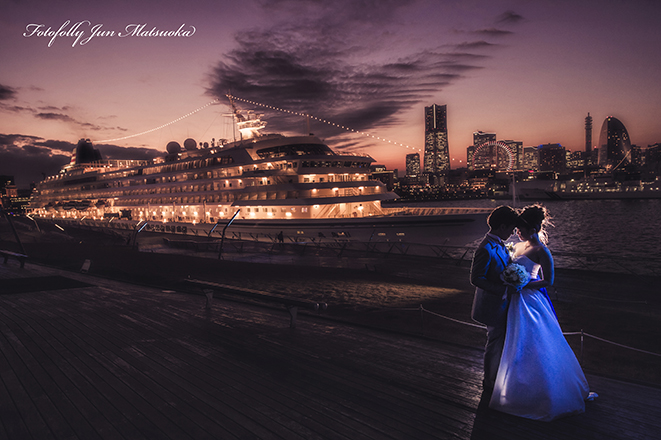 結婚式前撮り　横浜での前撮り　ブライダルフォト　大桟橋　客船と一緒にシルエット
