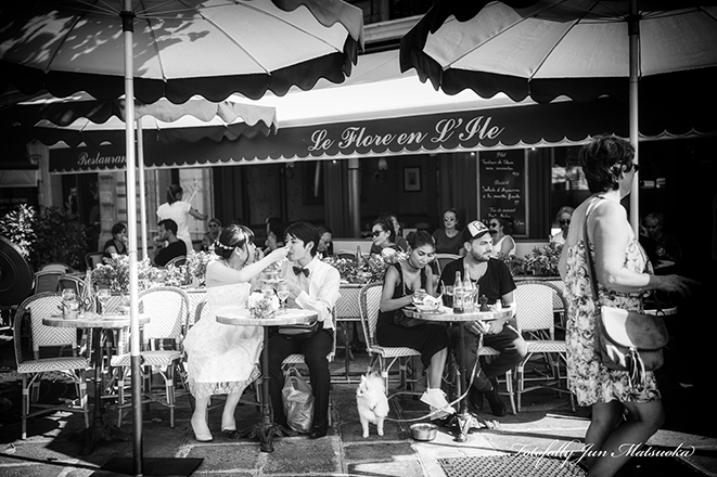 パリフォトウエディング　パリで前撮り　parisでウエディング前撮りを撮る　パリのカフェで