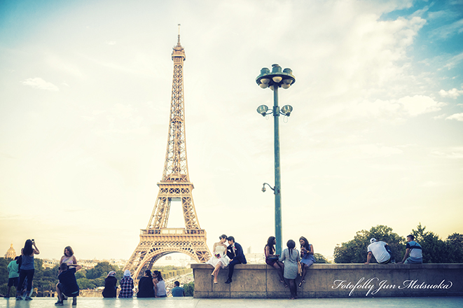 パリフォトウエディング　パリで前撮り　parisでウエディング前撮りを撮る　エッフェル塔引き写真