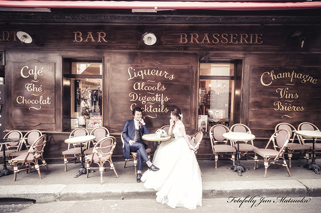 パリフォトウエディング　パリで前撮り　parisでウエディング前撮りを撮る　パリ商店街のカフェにて