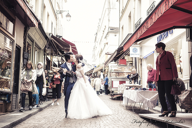 パリフォトウエディング　パリで前撮り　parisでウエディング前撮りを撮る　パリ商店街キスシーン