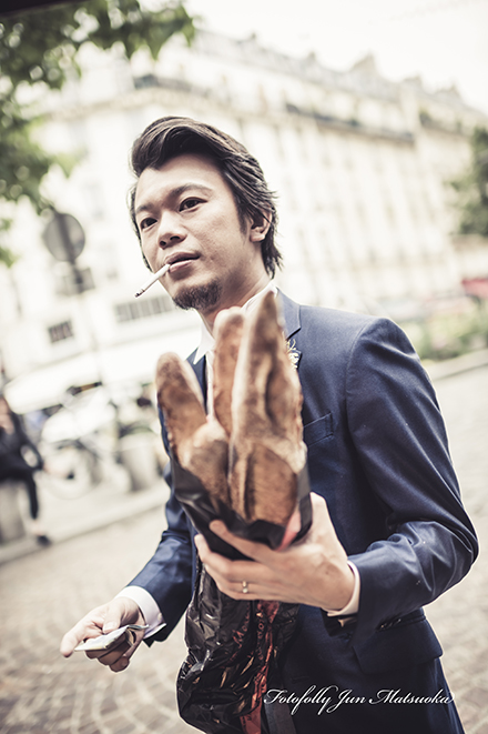 パリフォトウエディング　パリで前撮り　parisでウエディング前撮りを撮る　パリ商店街　パンを抱える新郎