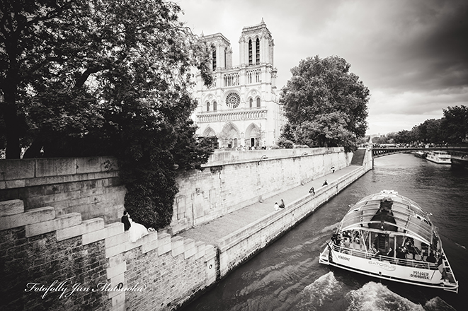 パリフォトウエディング　パリで前撮り　parisでウエディング前撮りを撮る　パリセーヌ川とノートルダムとバリバトー