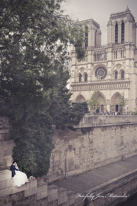 パリフォトウエディング　パリで前撮り　parisでウエディング前撮りを撮る　パリセーヌ川とノートルダム
