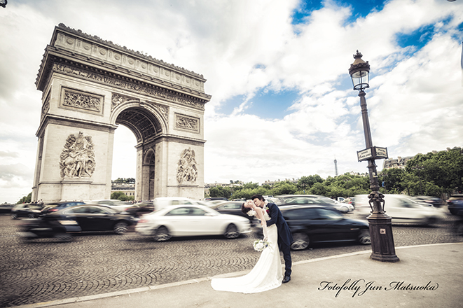 パリフォトウエディング　パリで前撮り　parisでウエディング前撮りを撮る　凱旋門が見える交差点