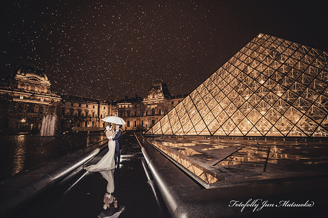 パリフォトウエディング　パリで前撮り　parisでウエディング前撮りを撮る　ルーブル美術館のピラミッドにて雨のウエディングフォト