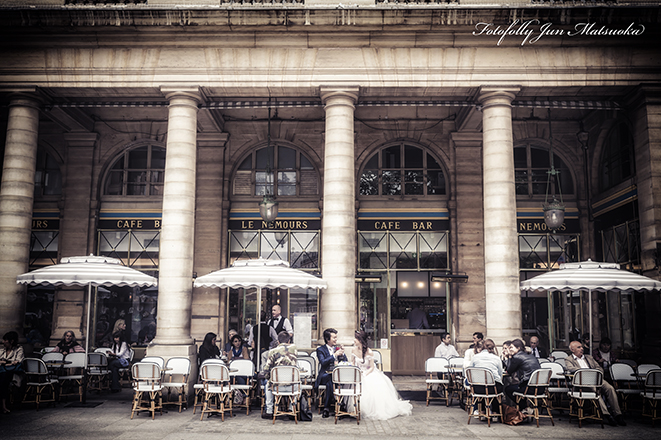 パリフォトウエディング　パリで前撮り　parisでウエディング前撮りを撮る　パリのカフェでフォトウエディング