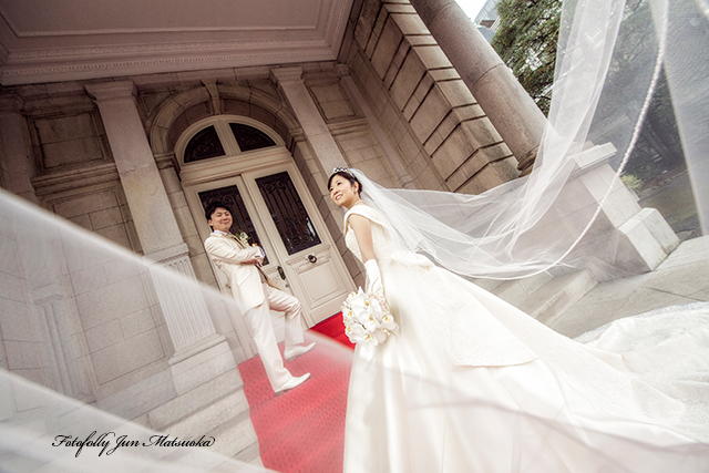 グランドプリンス高輪　高輪プリンスホテルで貴賓館の結婚式写真　持ち込みカメラマン　高輪プリンスでのロケーションフォト　貴賓館玄関横から