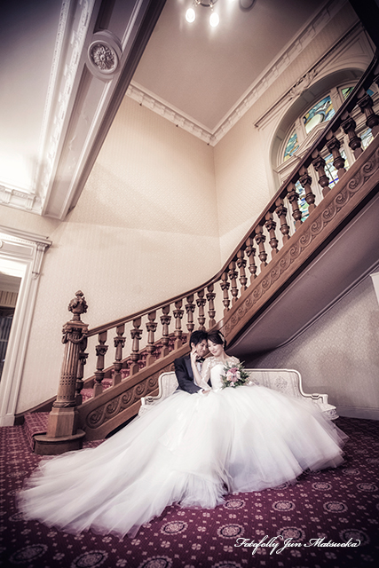 グランドプリンス高輪　高輪プリンスホテルで貴賓館の結婚式写真　持ち込みカメラマン　高輪プリンスでのロケーションフォト　貴賓館の階段裏のソファーで