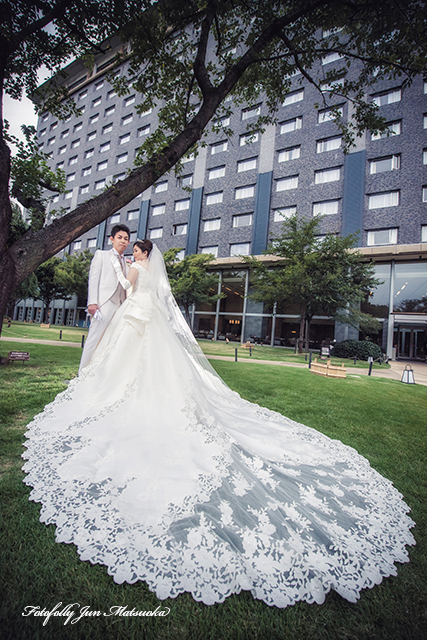 グランドプリンス高輪　高輪プリンスホテルで貴賓館の結婚式写真　持ち込みカメラマン　高輪プリンスでのロケーションフォト　お庭芝生の上で