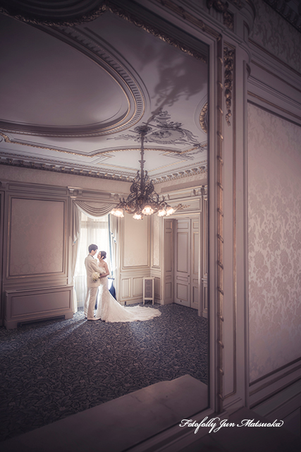 グランドプリンス高輪　高輪プリンスホテルで貴賓館の結婚式写真　持ち込みカメラマン　高輪プリンスでのロケーションフォト　貴賓館の部屋　鏡に映ったショット
