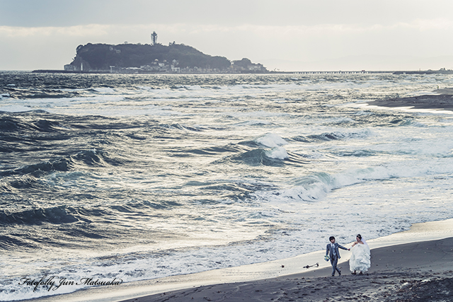 鎌倉フォトウエディング　鎌倉で結婚式前撮り　稲村ヶ崎　海岸を歩く新郎新婦