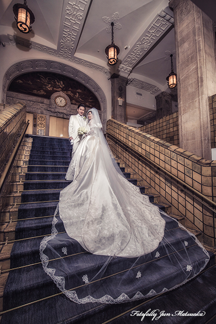 ホテルニューグランド横浜での結婚式写真　持ち込みカメラマンが撮影した写真　ブライダルフォト　館内ロケーションフォト　大階段2人