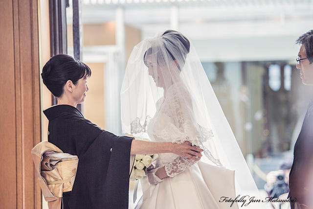ホテルニューグランド横浜での結婚式写真　持ち込みカメラマンが撮影した写真　ブライダルフォト　挙式　ベールダウン